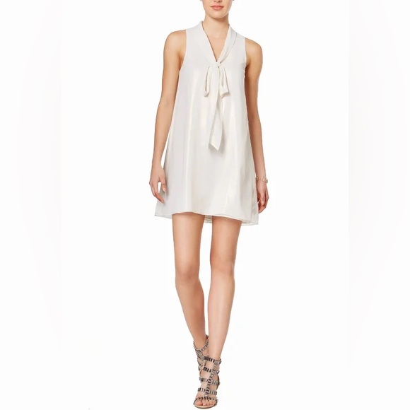 BCBGeneration Dresses & Skirts - BCBG Shift Dress 🤍